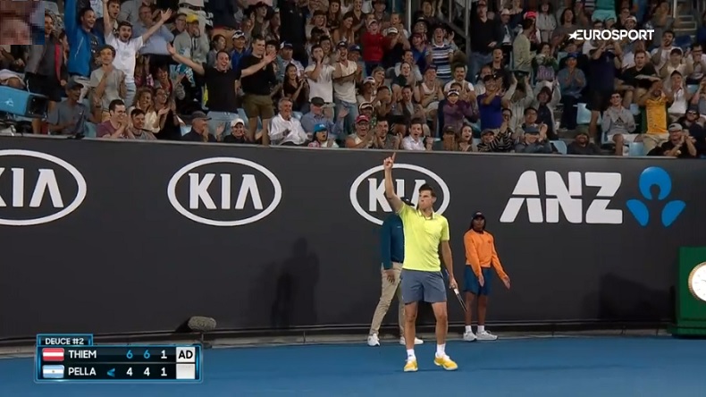 Le tweener de Dominic Thiem a mis une grosse ambiance sur le court 2 de l'Open d'Australie. Le tweener de Dominic Thiem a mis une grosse ambiance sur le court 2 de l'Open d'Australie.