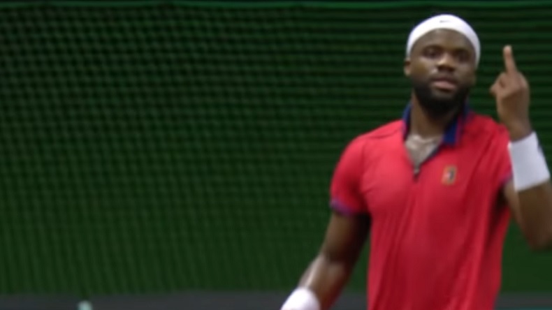 La réaction amusante de Frances Tiafoe qui fait un doigt d'honneur àTommy Paul, après une volée gagnante magnifique, à Stockholm.