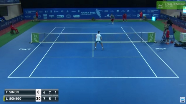 Tobias Simon réalise un trick shot superbe pour gagner un point au Challenger d'Andria 2018.