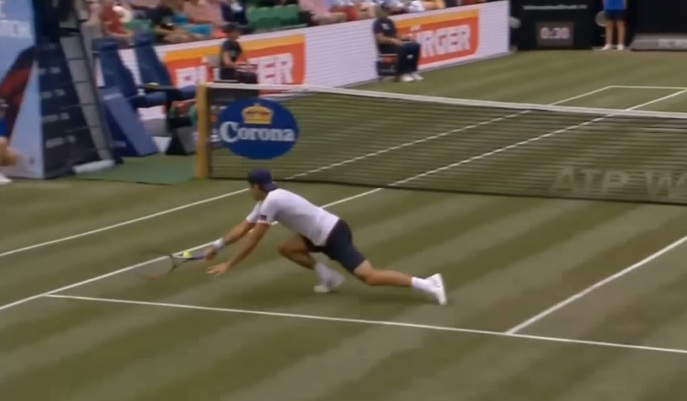 La demi-volée en plongeant ou plutôt en s'écroulant de Tommy Haas.