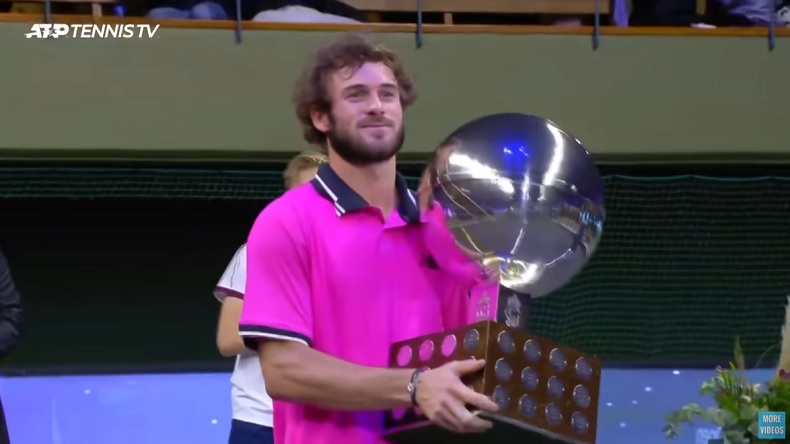 Tommy Paul a réussi une fin de match incroyable en gagnant 12 points de suite pour décrocher le premier titre de sa carrière à Stockholm.