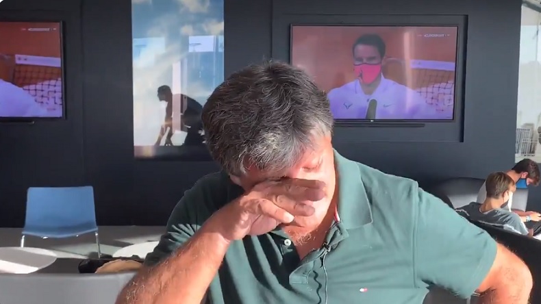 Toni Nadal a beau avoir vu ça 13 fois, il n'a pas pu retenir son émotion après la victoire de Rafa à Roland-Garros 2020.