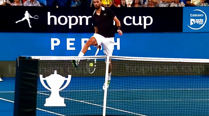 Le coup entre les jambes face au filet est la spécialité de Benoît Paire.