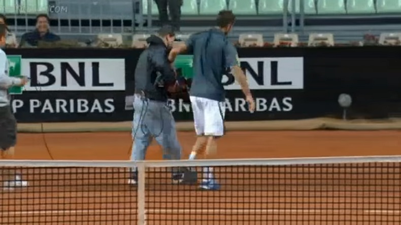 Viktor Troicki embarque un caméraman pour montrer une marque au tournoi de Rome. Viktor Troicki embarque un caméraman pour montrer la marque.