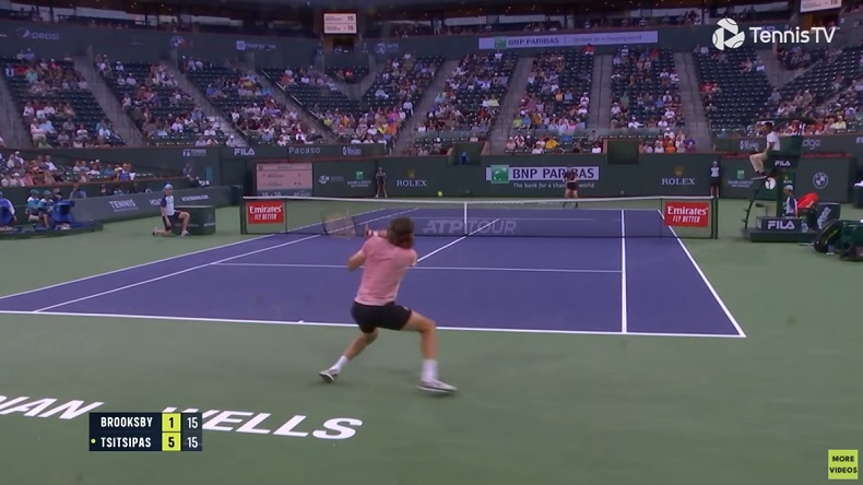 Le résumé à hauteur du court du match entre Tsitsipas et Brooksby au Masters d'Indian Wells 2022.