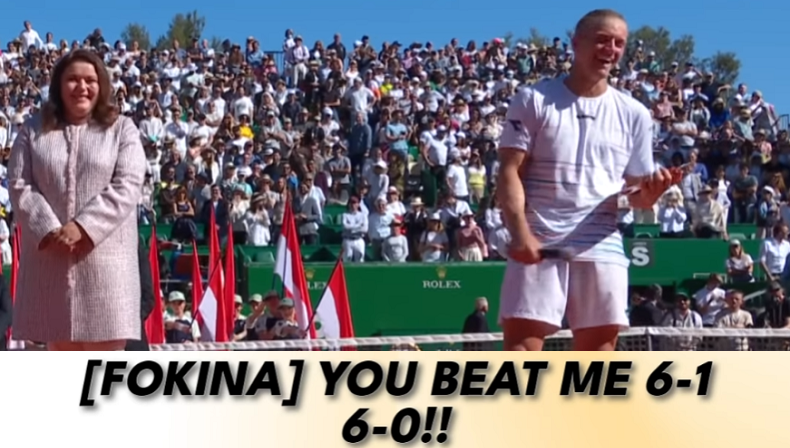 Un moment amusant lors de la cérémonie au Masters de Monte-Carlo 2022 sur un souvenir en Juniors entre Stefanos Tsitsipas et Alejandro Davidovich Fokina.