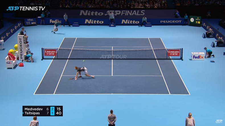 Cette volée de Tsitsipas contre Medvedev au Masters 2019 est somptueuse.