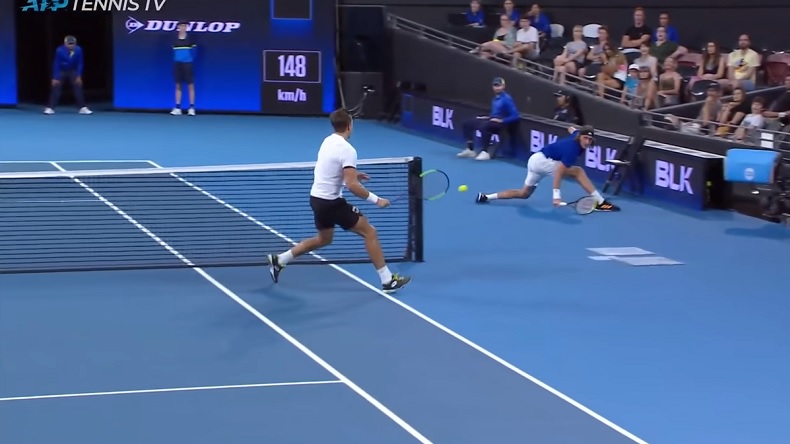 Stefanos Tsitsipas fait un coup génial qui contourne le filet.
