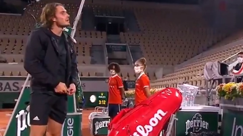Petit échange sympa entre Tsitsipas et un fan, après sa dure victoire contre Munar, à Roland-Garros.