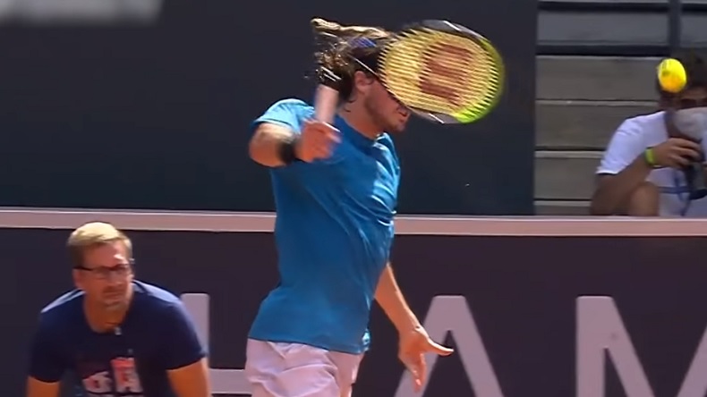 La raquette de Stefanos Tsitsipas se coupe en deux sur un retour au tournoi d'Hambourg 2021.