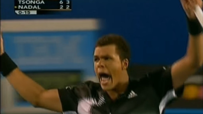 Jo-Wilfried Tsonga détruit Rafael Nadal en demi-finales de l'Open d'Australie 2008. Jo-Wilfried Tsonga détruit Rafael Nadal en demi-finales de l'Open d'Australie 2008.