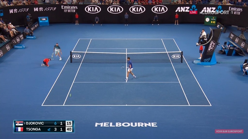 Jo-Wilfried Tsonga contourne le filet pour conclure un point face à Novak Djokovic à l'Open d'Australie 2019.