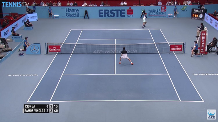 Jo-Wilfried Tsonga fait même des lobs avec son revers à une main.