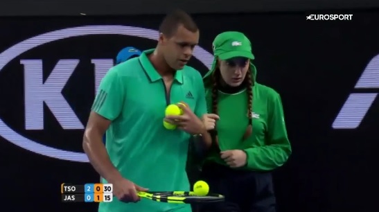 Jo-Wilfried Tsonga vient en aide à une ramasseuse de balles au bord du malaise.