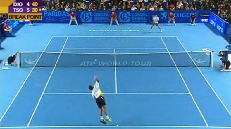 Cinq points, cinq frappes. Quand Jo-Wilfried Tsonga s'énerve au service contre Djokovic.