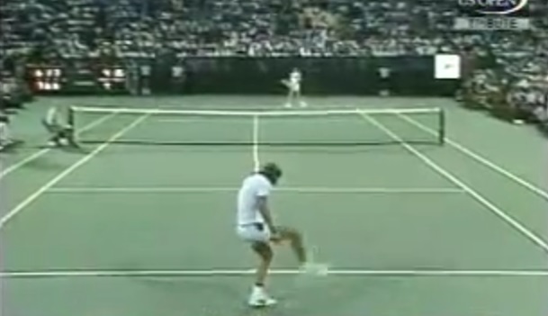 Avec une raquette ou avec le pied, Björn Borg mettait la balle dans le terrain.