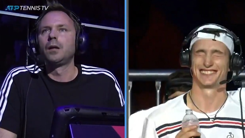 Ugo Humbert se tape une barre en écoutant son coach lui parler en anglais au Masters Next Gen.