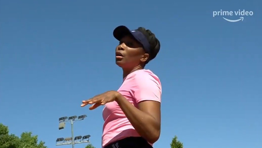 En mode "Queen", Venus Williams dit à l'arbitre qu'elle ne peut pas contrôler Dieu" à cause du vent. Excellent !