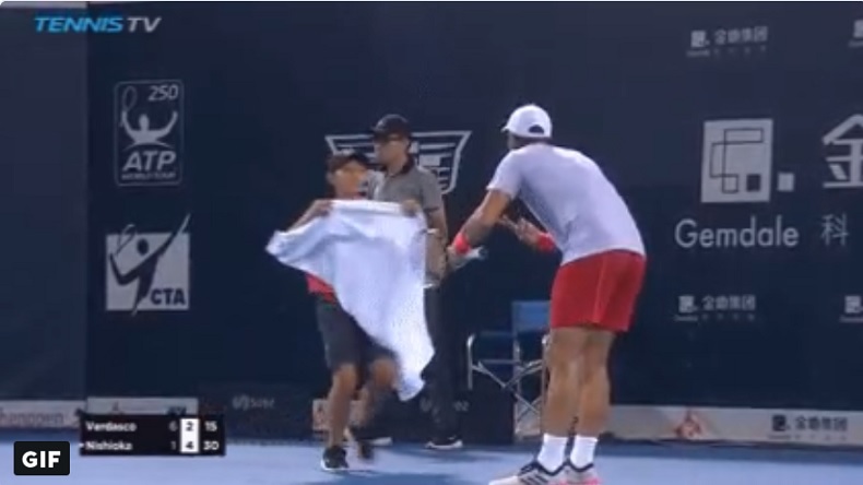 Fernando Verdasco s'en prend à un ramasseur qui lui apporte sa serviette à Shenzhen. Fernando Verdasco s'en prend à un ramasseur qui lui apporte sa serviette à Shenzhen.