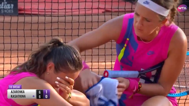Vika Azarenka, au soutien de Daria Kasatkina, après sa blessure à Rome.