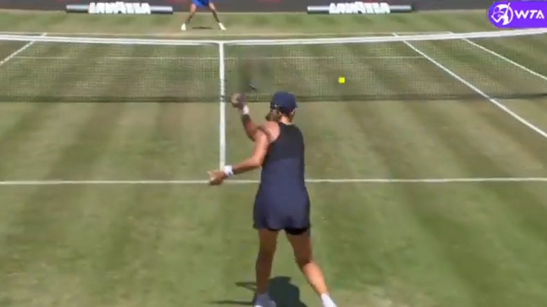 Le coup droit slicé redoutable de Vika Azarenka à Berlin.