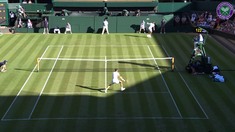 Stan Wawrinka lâche un revers énorme pour remporter la troisième manche contre Dimitrov à Wimbledon 2018. Stan Wawrinka lâche un revers énorme pour remporter la troisième manche contre Dimitrov à Wimbledon 2018.