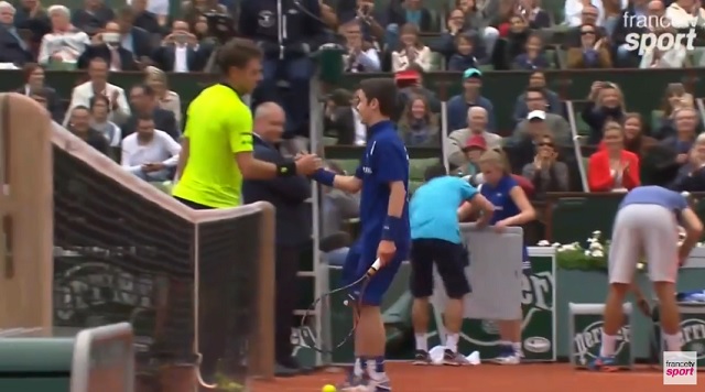 Un beau souvenir pour ce ramasseur de balles à Roland Garros.