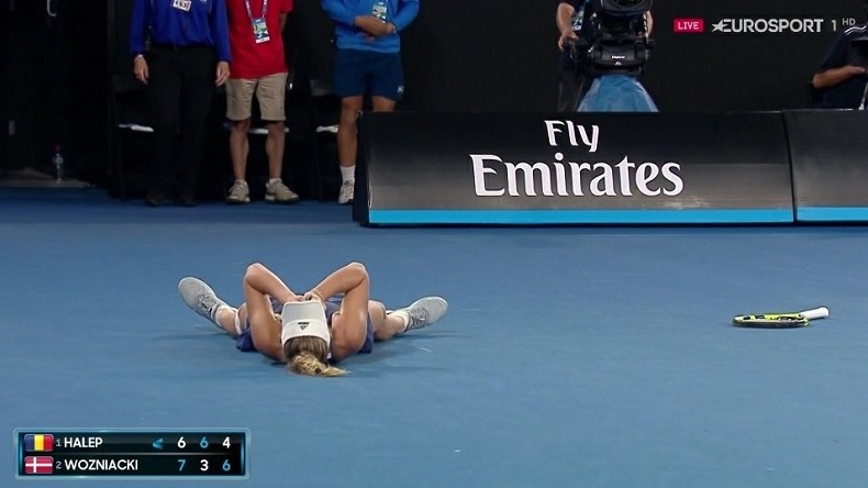 Caroline Wozniacki remporte son premier titre du Grand Chelem à l'Open d'Australie 2018 à l'issue d'une finale épique contre Simona Halep. Caroline Wozniacki remporte son premier titre du Grand Chelem à l'Open d'Australie 2018 à l'issue d'une finale épique contre Simona Halep.