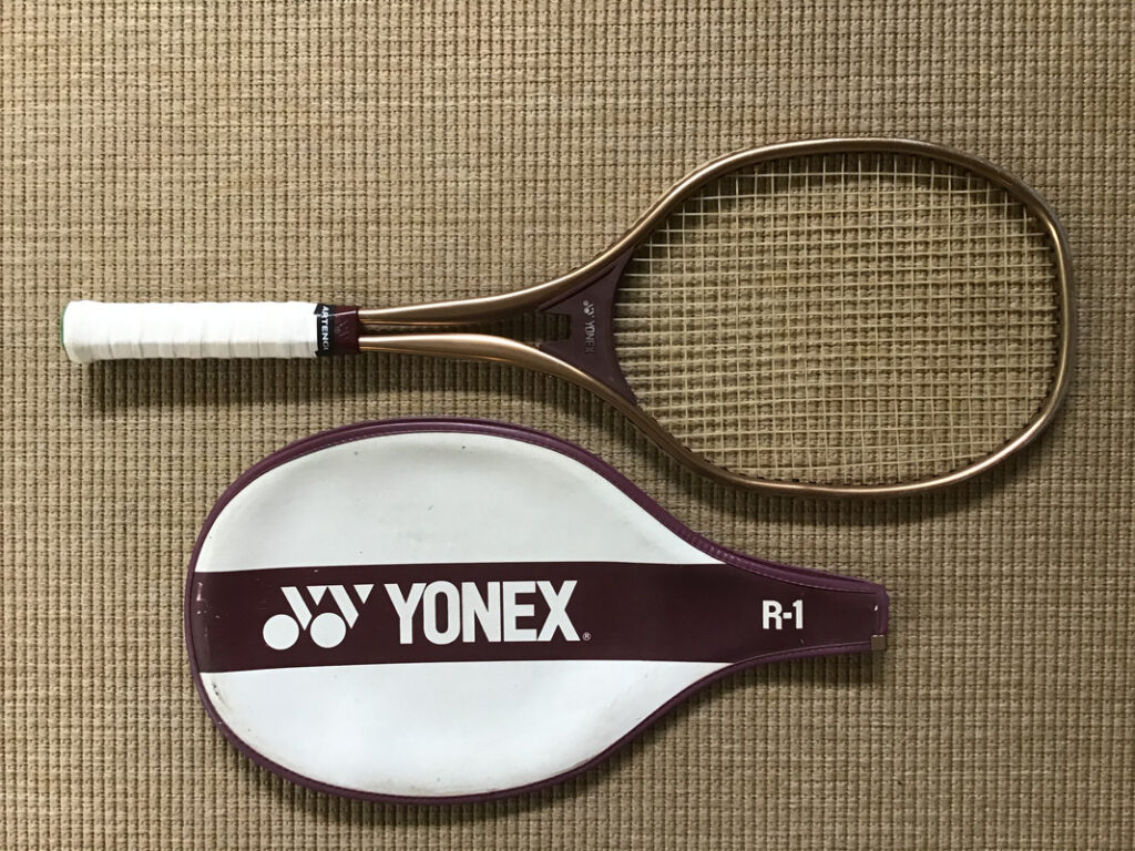 La Yonex R-1, la première avec la forme carrée ISOMETRIC.