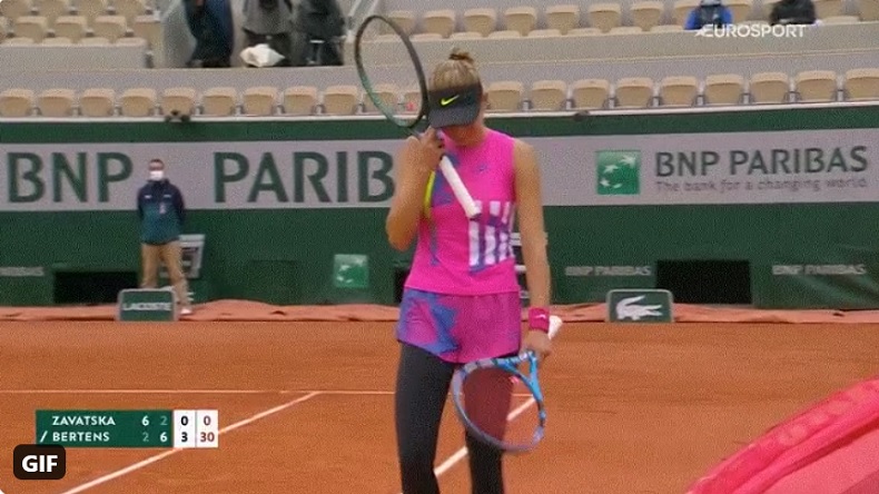 En larmes, Katarina Zavatska vient de casser tous ses cordages. Elle va finir son match avec une raquette prêtée par son entraîneur.