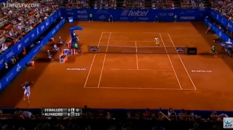 Horacio Zeballos s'apprête un mettre un smash gagnant dans cette position au tournoi d'Acapulco 2013. Horacio Zeballos s'apprête un mettre un smash gagnant dans cette position au tournoi d'Acapulco 2013.