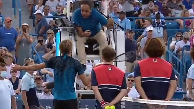 Alexander Zverev suspecte Stefanos Tsitsipas de communiquer avec son père lors des pauses toilettes.