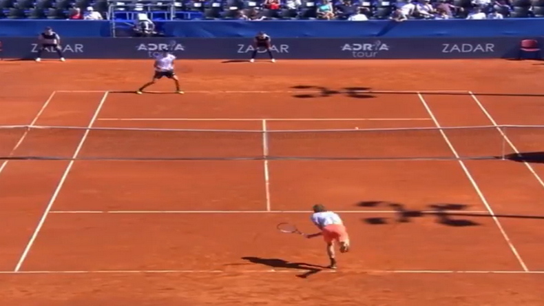 Alexander Zverev mesure 1m98. Mais le service est bien le coup qui pose le plus de problèmes à l'Allemand qui enchaîne les doubles fautes, comme lors de l'Adria Tour 2020.
