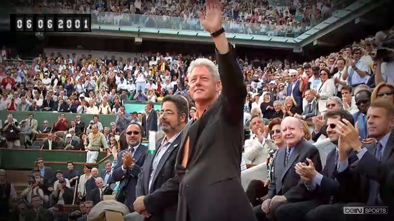 En 2001, l'ancien président Bill Clinton avait fait perdre André Agassi, en quarts de finale de Roland-Garros contre Sébastien Grosjean.