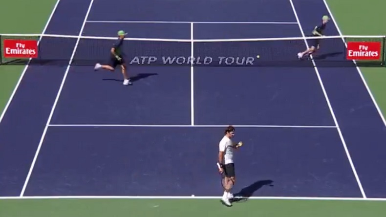 Faux départ pour un ramasseur après cette rétro de Federer. Faux départ pour un ramasseur après cette rétro de Federer.
