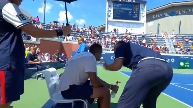 L'arbitre Mohamed Lahyani a tenu un discours surprenant à Nick Kyrgios à l'US Open 2018. Coaching ou pas ? L'arbitre Mohamed Lahyani a tenu un discours surprenant à Nick Kyrgios à l'US Open 2018. Coaching ou pas ?