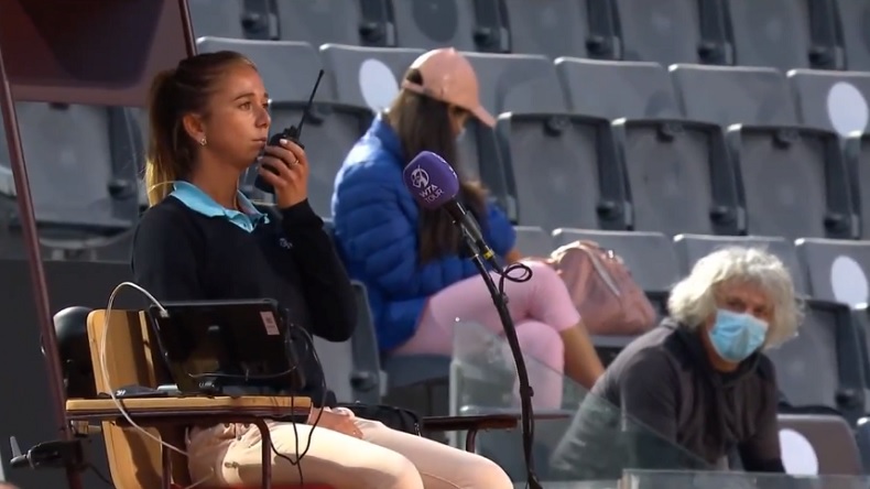 L'arbitre a peur du père de Camila Giorgi et demande quelqu'un pour rester à côté au tournoi de Rome 2021.
