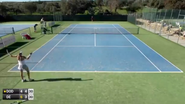 Cet arbitre en demi-finales d'un tournoi ITF ne voit rien.