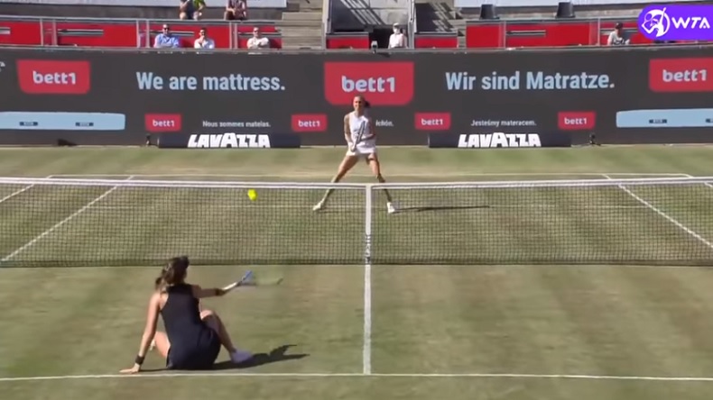 Le point génial gagné par Belinda Bencic à Berlin, après avoir une volée sur les fesses.