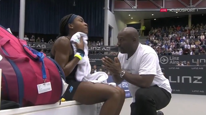 A un jeu de son premier titre WTA, à Linz, Cory Gauff fait appel à son père qui la rassure avec un discours parfait.