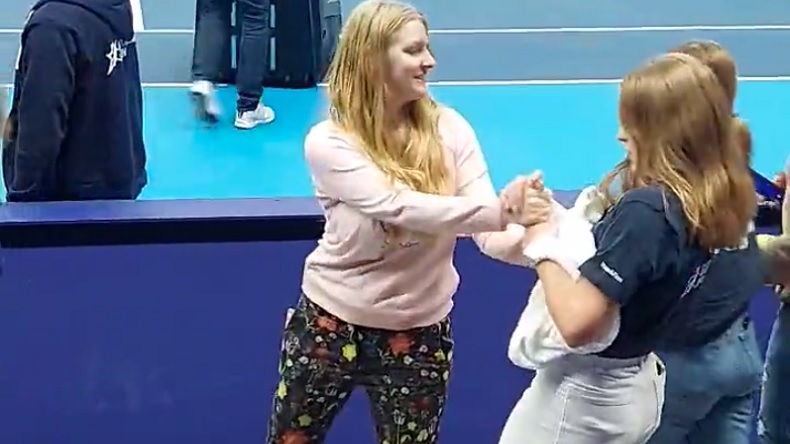Un grand moment ridicule à Anvers pour récupérer la veille serviette blanche d'Andy Murray.