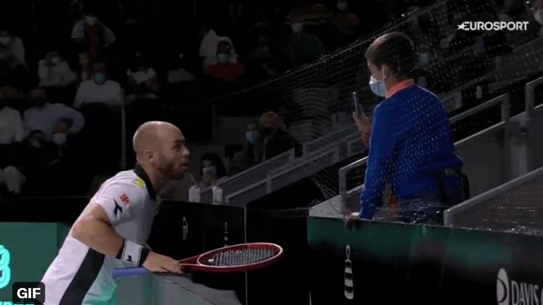En utilisant Google Translate, cet enfant demande à Tim Puetz s'il peut lui donner sa raquette à la fin du match.