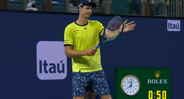 Hubert Hurkacz applaudit Carlos Alcaraz pour son fair-play en demi-finales du Masters de Miami 2022.