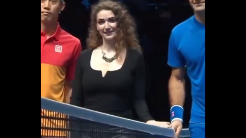 La tentative d'approche au culot de cette femme sur Roger Federer.