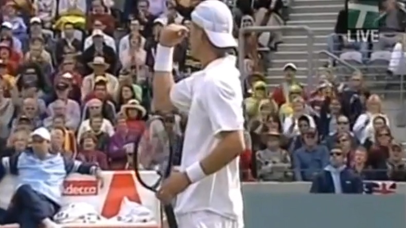 Insultes, "Come on", Lleyton Hewitt était chaud bouillant contre Guillermo Coria en quarts de finale de la Coupe Davis 2005.