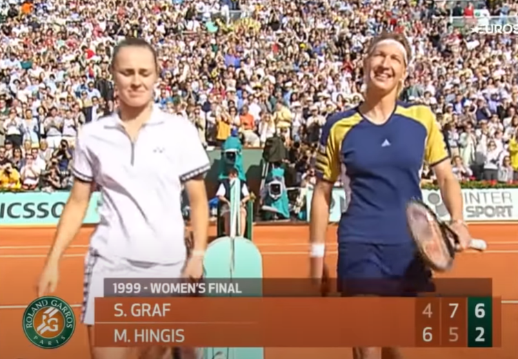 En 1999, la finale entre Martina Hingis et Steffi Graf avait marqué l'histoire du tournoi. La Suissesse avait réussi à se mettre à dos le public parisien.