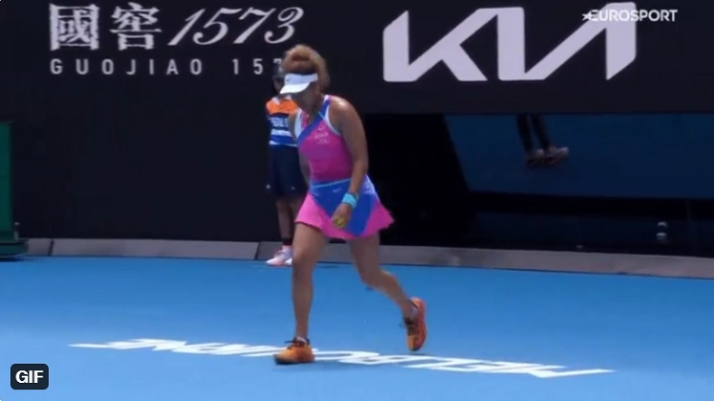 Naomi Osaka mord légèrement le "Melbourne" écrit au sol et fait demi-tour pour recommencer sa routine à l'Open d'Australie.