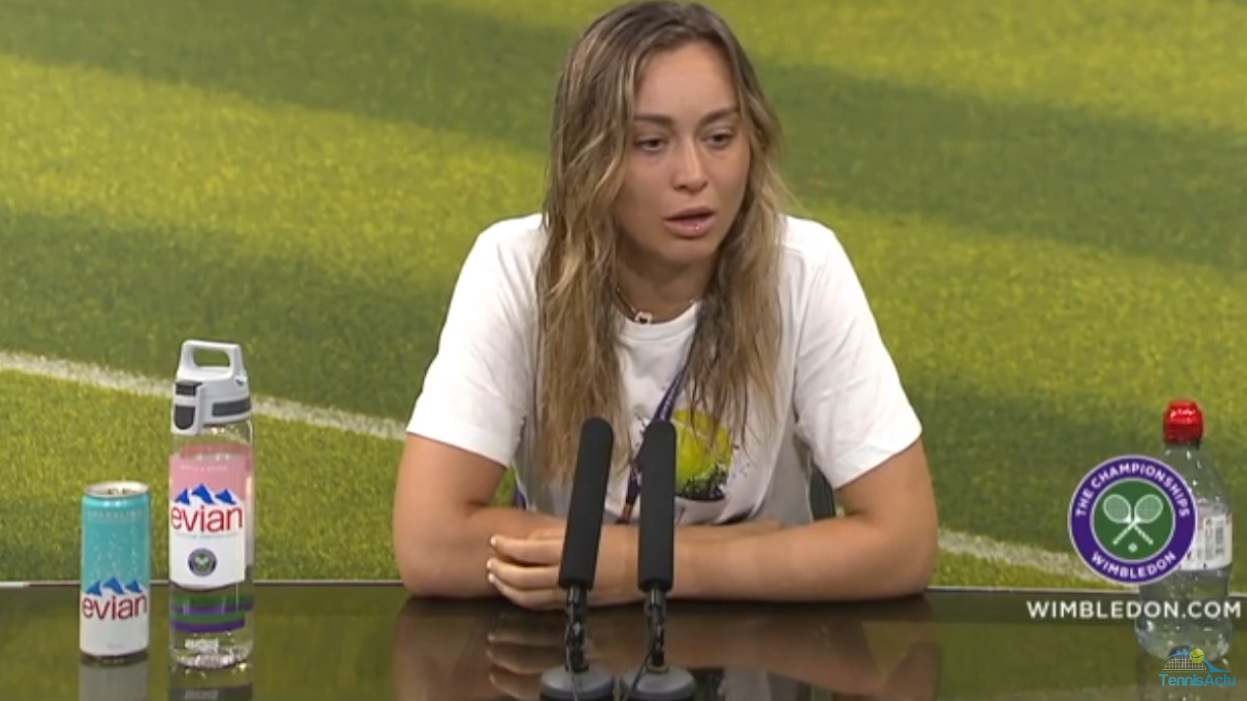 Un journaliste félicite Paula Badosa pour sa victoire mais l'Espagnole a perdu...