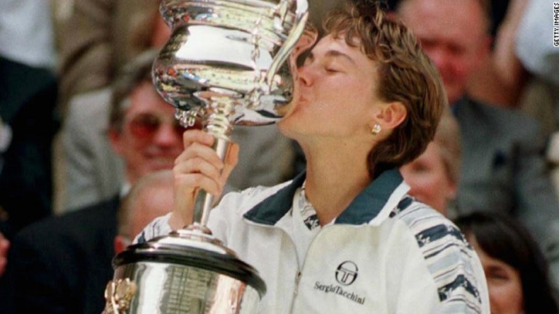 Martina Hingis remporte l'Open d'Australie 1997, à 16 ans seulement.