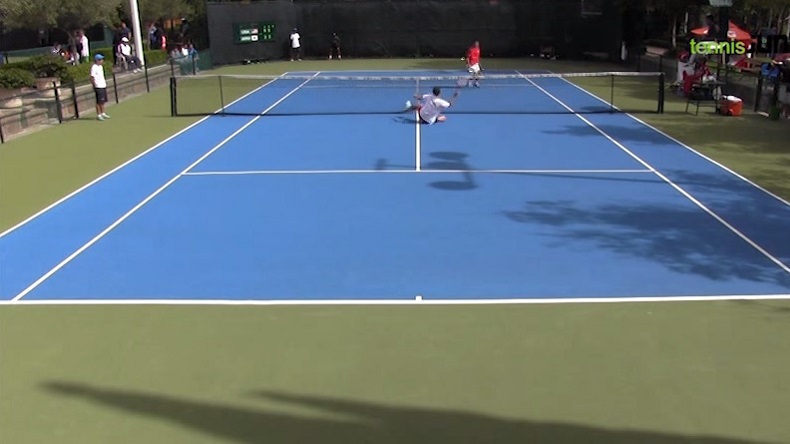 Coupe Davis Junior 2014. L'Américain William Blumberg effectue une volée gagnante sur les fesses pour apporter le premier point aux Etats-Unis contre le Japon en demi-finales. Coupe Davis Junior 2014. L'Américain William Blumberg effectue une volée gagnante sur les fesses pour apporter le premier point aux Etats-Unis contre le Japon en demi-finales.